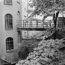 Gård med gångbro till fastighet på Karlbergsvägen 87