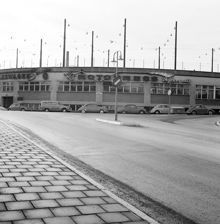 Tegelviksgatan mot hörnet Bondegatan och kv. Persikan med Spårvägens Söderhallen