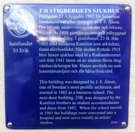 Blå emaljerad skylt med vit text