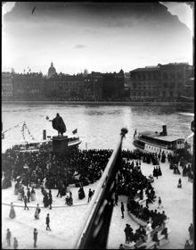 Kejsar Vilhelm II besöker Stockholm. Mottagning vid Gustav III:s staty på Skeppsbron sett ifrån Slottsbacken