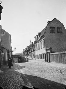 Gotlandsgatan västerut mot Götgatan. En flicka passerar Gotlandsgatan 6