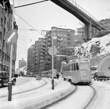 Katarinavägen. Spårvagnen tar sig fram genom snön ner mot slussen