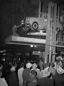 Birger Jarlsgatan 18, Ostermans Marmorhallar. Bil lyfts upp med lyftkran på entréns baldakin