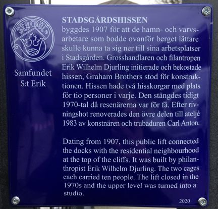 Blå emaljerad skylt med vit text