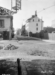 Folkungagatan 21 västerut från Nytorgsgatan, rivet 1906. Nuvarande Folkungagatan 81.