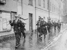 Snöskottare på väg till sitt arbete