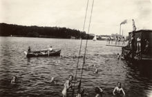 Frimurarpojkarna tar sig ett dopp. Kristineberg.
