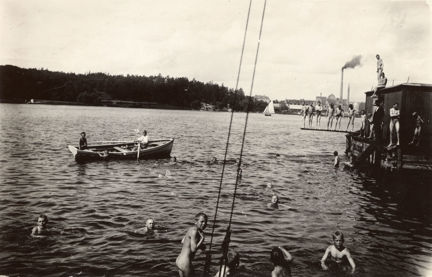 Svartvitt fotografi på badande barn från Frimurarbarnhuset