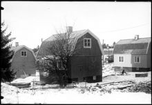Hus i kvarteret Bokhyllan 5 i Olovslunds småstugeområde vintertid