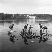 Mälaren. Pojkar leker på flottar vid Tranebergssund