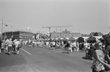Marknadstält och folkvimmel längs Strömbron norr ut under Vattenfestivalen 1996. I fonden Grand Hotell.