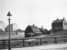 Husen vid Östgötagatan 52-54 sedda från Ringvägen söderut. Då kv. Åsen Större