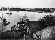 Sista Styverns Trappor ned mot Stadsgårdshamnen. I bakgrunden Skepps- och Kastellholmarna.