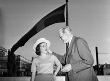 Barnensdag generalen Walle Bergström med konståkerskan Irene Braun Wilson vid Publicistklubben i Rosenbad.