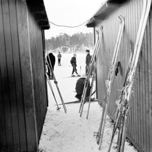 Barn på skidor nedanför skidbacke i Hemskogen