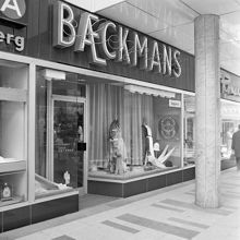 Oscar Bæckmans Elegance, en liten fransk boutique i fjärde höghuset. Skyltfönster mot passagen mellan tredje och fjärde höghuset