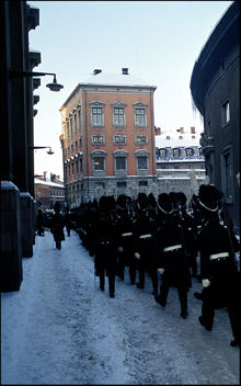 Vaktparaden tågar nerför Storkyrkobrinken .vinterbild