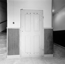 Skeppargatan 38, byggnad C. Bottenvåningen, dörr till källare