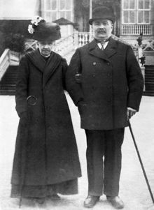 Grupporträtt av blockmakare Gustaf Andersson och hans hustru Catarina framför Novilla på Djurgården.