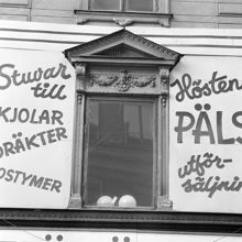 Drottninggatan 45. Fönster mot gatan, vån 1 tr