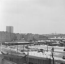 Utsikt över kv. Linjalen och Mätningsmannen från Södra Stations gamla personalhus. Skattehuset i fonden