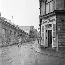 Herkulesgatan österut under rivning av kv. Elefanten. T.h. Klara Södra Kyrkogata 10, kv. Björnen