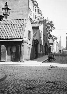 Kungstensgatan österut från Luntmakargatan, f.d. kv. Diana, nuvarande kv. Sjölejonet. I fonden Engelbrektskyrkan