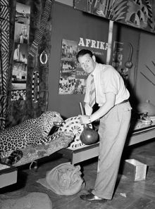 Adolf Fredriks församlingssal. Svenska kyrkans missionsutställning om Afrika. Utställningens intendent Hjalmar Brundin