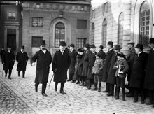 Yttre borggården, Kungliga slottet. Regeringsskifte. Brantings socialdemokratiska regering på väg in till slottet