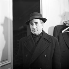 Författaren och översättaren Sven Barthel besöker Bonniers förlag, Sveavägen 56