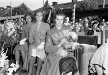 Hagasessorna på Kennelklubbens utställning. Fr. v. Desirée, Birgitta och Margareta med C. Leuhusens Shi-Tsu-hund