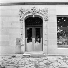Portal och del av fasad på Karlbergsvägen 75