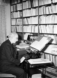 Porträtt av Ture Nerman, politiker, journalist och författare, vid skrivmaskinen