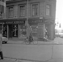 Herman Winbergs Speceriaffär i korsningen Riddargatan-Styrmansgatan