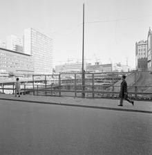 Sergels Torg under anläggning. Norra och nordöstra sidorna sedda från Drottninggatan invid Preissiska huset