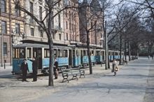 Två spårvagnståg uppställda på uppställningsspåret på Strandvägen vid Djurgårdsbron.