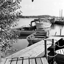 Fiskeläge i Rävsnäs med brygga och förtöjda båtar