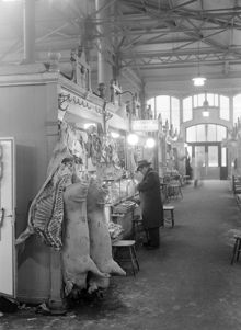 E. Carneholms Livsmedel salustånd 106-108 i Hötorgshallen. Saluhallen revs 1954, butikerna flyttade till en provisorisk länga tills nya hallen var färdig 1958