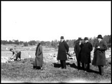 Byggnadsdelegation på inspektion i Skarpnäcks småstugeområde i slutet av april.