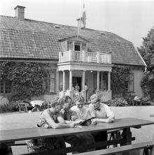Skärholmens gård. Scoutförbundet ordnar föräldrakurs. Vid bordet sitter fr.v. Annie Wetterling, kursledare Harry Avrén, Aud Berg, Åke Lindgren