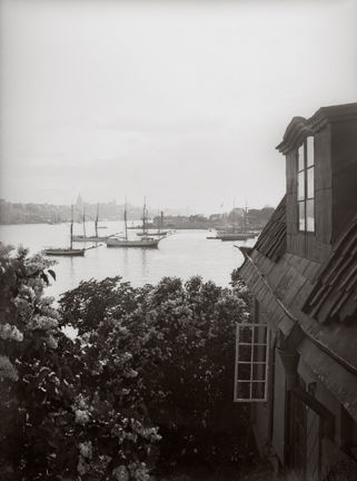 Fotografiet visar utsikten mot Stockholm från Gamla husets balkong på Waldemarsudde vid sekelskiftet 1900.