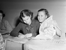 Bohusgatan 24-26, Högre allmänna läroverket för flickor å Södermalm (Södra flickläroverket). Lektion i tidningsläsning. Ann-Marie Björck och Karin Schönberg läser Svenska Dagbladet
