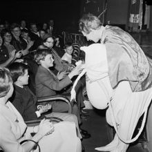 Kronprins Carl Gustaf tittar på föreställning med Mumintrollet