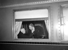 Kung Gustaf V tar avsked av kronprinsen före avresan till Nice