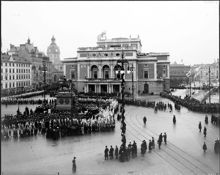 Gustav Adolfs Torg vid firandet av Gustav II Adolfs dödsdag. I fonden Operan