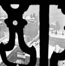 Utsikt från Katarina kyrktorn mot norr. Detalj av räcket i förgrunden