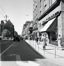 Tunnelbanenedgång stn Hötorget. Kungsgatan mitt emot Konserthuset