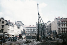 Klarabergsgatan österut. Drottninggatan i fonden med Husmoderns varuhus (Drottninggatan 46). Tunnelbanebygget pågår.