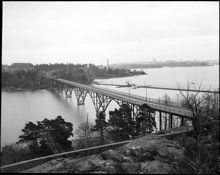 Stora Essingebron, sedd från Stora Essingen. I bakgrunden Lilla Essingen. T.h. gamla bron