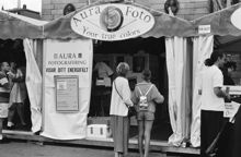 Marknadstält för "Aura Fotografering" på Skeppsbron under Vattenfestivalen 1996.